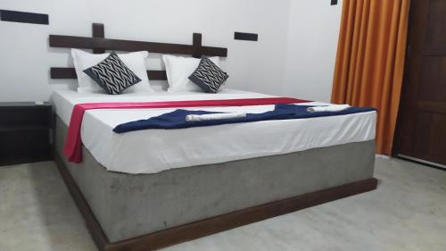 Una cama o camas en una habitación de Yashi's Place Sigiriya