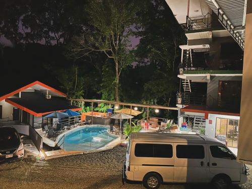 uma carrinha branca estacionada ao lado de uma piscina em Casa Mar em Manuel Antonio