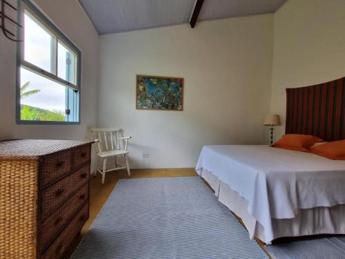 1 dormitorio con 1 cama, vestidor y ventana en Sitio Carpir - conforto, charme e natureza a 2h de SP, en Paraibuna