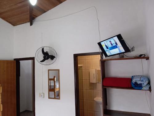 a room with a bathroom with a laptop on a shelf at POUSO DO BEIJA FLOR in Paraty