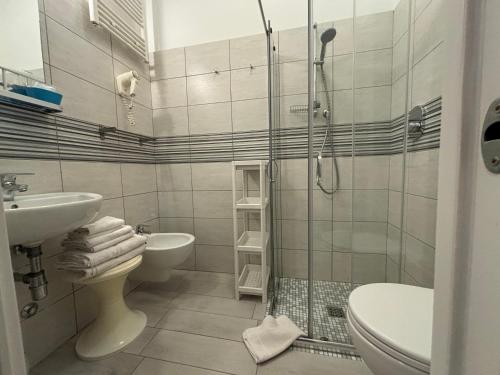 bagno con doccia, lavandino e servizi igienici di Hotel Iride Suite & Breakfast- ideale per famiglie e coppie a Riccione