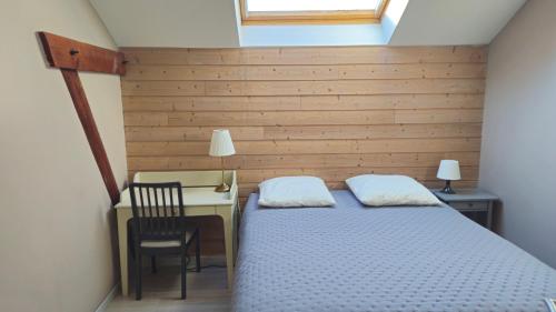 um quarto com uma cama, uma secretária e uma janela em Hédoniste em Herpy-lʼArlésienne