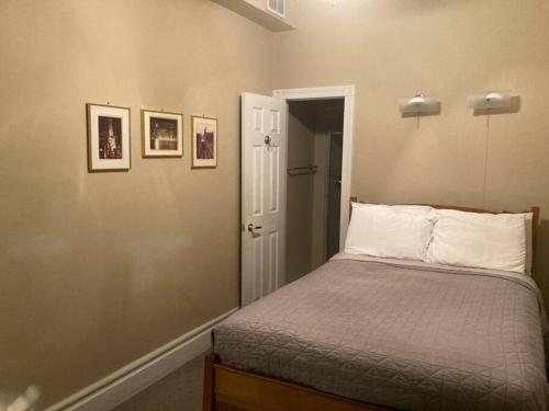 Postelja oz. postelje v sobi nastanitve Private room with Private bath in B&B in Lakeview - 2d