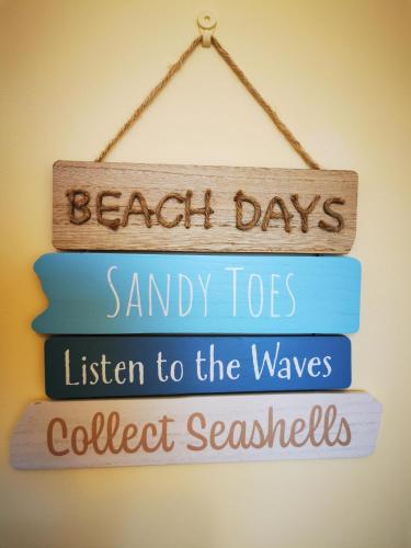 a sign that reads beach days sandy toes listen to the waves collect seashell at Ocean Heights B&B in Lissadell