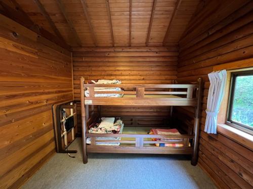 pokój z 2 łóżkami piętrowymi w drewnianym domku w obiekcie Nasu Takahara Auto Campsite - Vacation STAY 42065v w mieście Nasushiobara