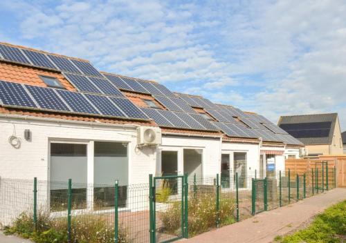 ein Haus mit Sonnenkollektoren auf dem Dach in der Unterkunft Salty - Vakantiehuisje op de grens van Bredene-De Haan in Bredene