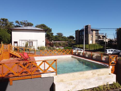una piscina con terraza y un puente en Cepas de Mar Resort & Wine en Las Gaviotas