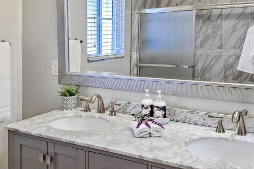 a bathroom with two sinks and a large mirror at Spacious Apt Min to Downtown Culver City & Venice Beach in Los Angeles