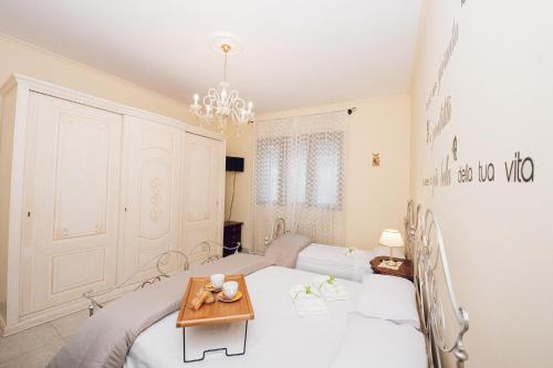 een slaapkamer met twee bedden en een tafel erin bij LE QUATTRO STAGIONI in Brindisi