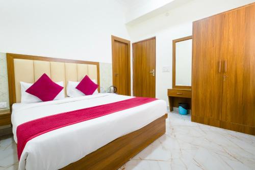 Hotel Superhouse by Wisdom Madhav tesisinde bir odada yatak veya yataklar