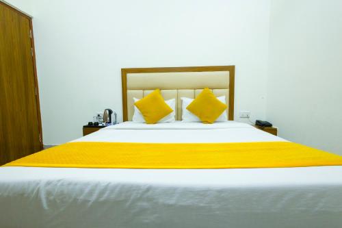 سرير أو أسرّة في غرفة في Hotel Superhouse by Wisdom Madhav
