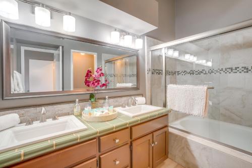 Koupelna v ubytování Palm Desert Resort Home Outdoor Dining with Views