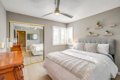 Postel nebo postele na pokoji v ubytování Palm Desert Resort Home Outdoor Dining with Views