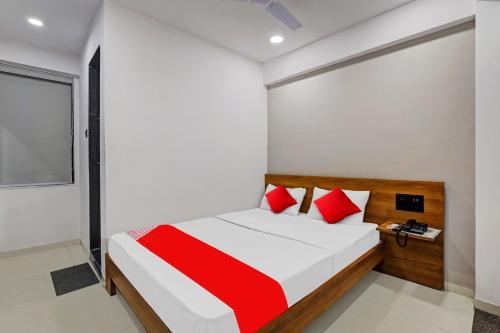 Tempat tidur dalam kamar di Flagship Hotel Gold Mine