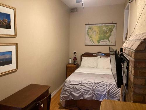 Cama o camas de una habitación en Queen bed with Private bathroom in Lakeview -2e