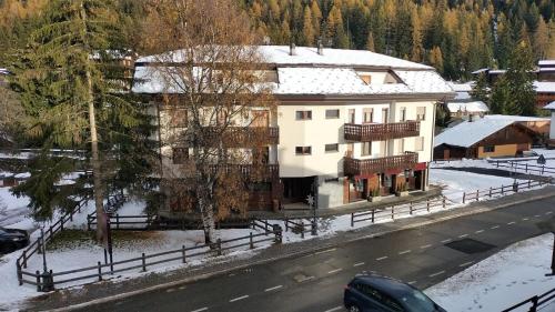 a building on the side of a road with snow at Delizioso appartamento in centro a Champoluc in Champoluc
