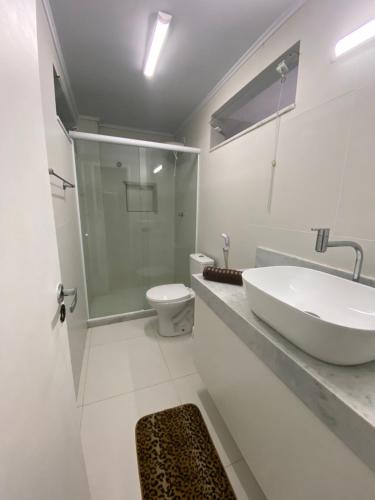 łazienka z umywalką i toaletą w obiekcie Apartamento à 3 minutinhos da praia do forte w mieście Cabo Frio