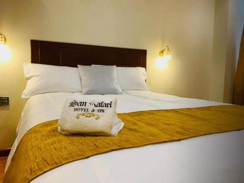une chambre d'hôtel avec un lit et un panneau. dans l'établissement San Rafael Hotel, à Guaranda