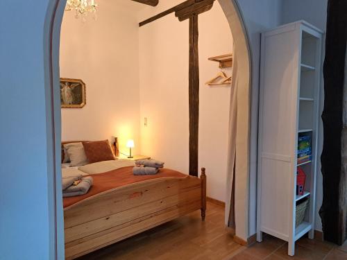 a bedroom with a bed and an archway at Ferienwohnung im Heidjerhaus in Suderburg