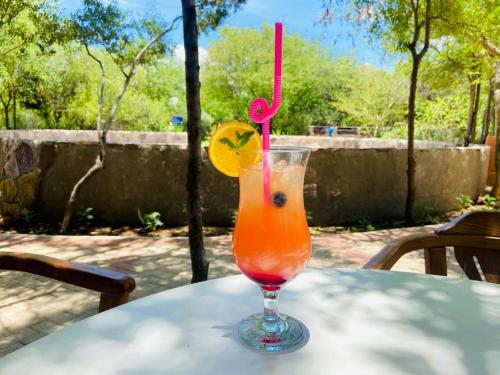un drink in un bicchiere seduto su un tavolo di Grand Bay Botanical Gardens & Resort 