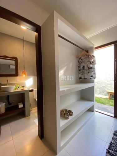 a bathroom with a sink and a mirror at Zenhousepipa in Pipa