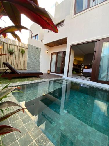 a swimming pool in front of a house at Zenhousepipa in Pipa