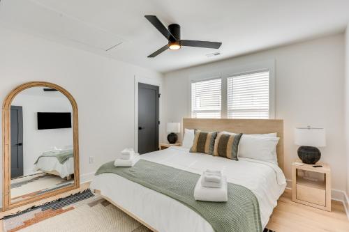 Katil atau katil-katil dalam bilik di Luxe Wilmington Home 2 Mi to Historic Downtown