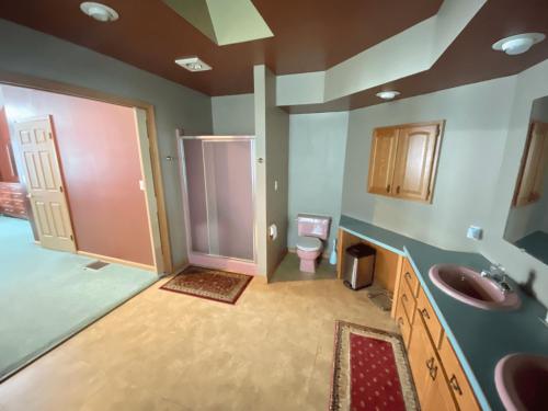 ein Badezimmer mit zwei Waschbecken und einem WC in der Unterkunft Luxury 3-Bedroom home in Caribou