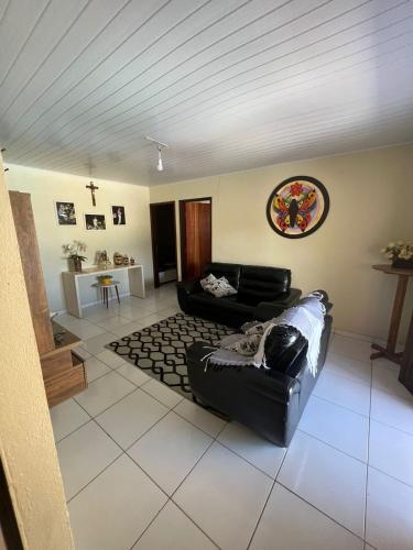 uma sala de estar com dois sofás e uma mesa em Lar da paz - Ilha da Crôa em Barra de Santo Antônio