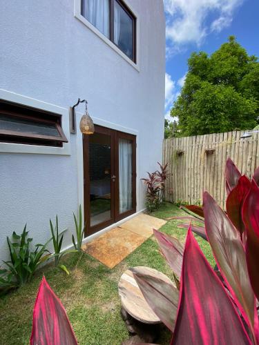 a yard with a house and a fence at Zenhousepipa in Pipa