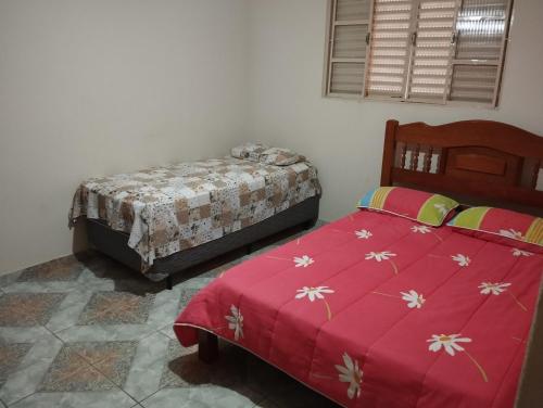 - 2 lits installés l'un à côté de l'autre dans une chambre dans l'établissement Chácara Portal dos Anjos, à Cunha
