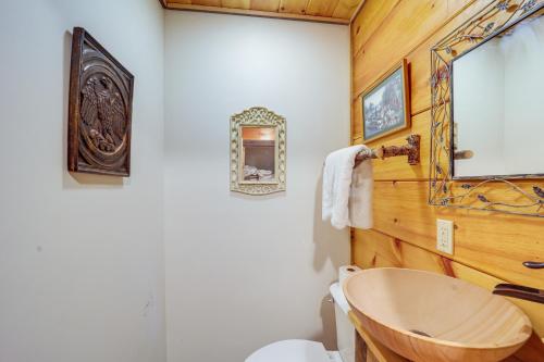 La salle de bains est pourvue d'un lavabo, de toilettes et d'un miroir. dans l'établissement Pet-Friendly Butler Cabin with Hot Tub, Walk to Lake, à Butler
