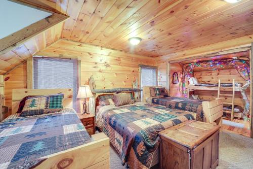 - une chambre avec 2 lits dans une cabane en rondins dans l'établissement Pet-Friendly Butler Cabin with Hot Tub, Walk to Lake, à Butler