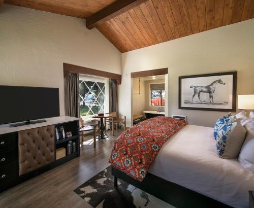 een slaapkamer met een bed en een tv en een kamer bij Oceanpoint Ranch in Cambria