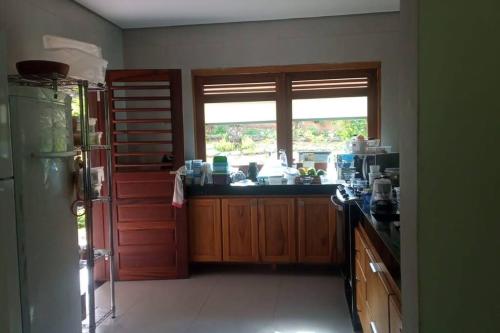 a kitchen with a sink and a window in it at Sítio aconchegante em Mulungu in Mulungu