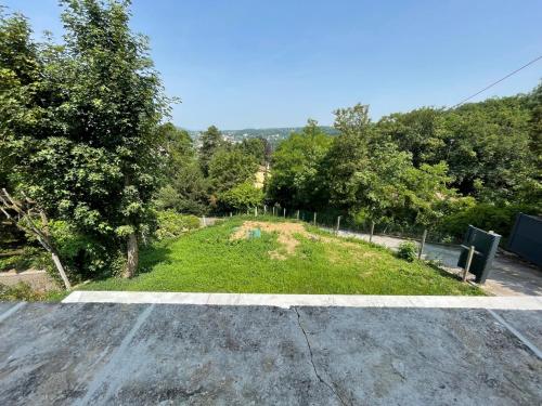 Photo de la galerie de l'établissement Maison avec terrasse et jardin 6 personnes, à Caluire-et-Cuire
