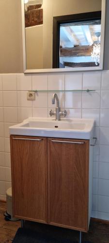 un baño con lavabo y espejo en Gite L'éternité, en Heure
