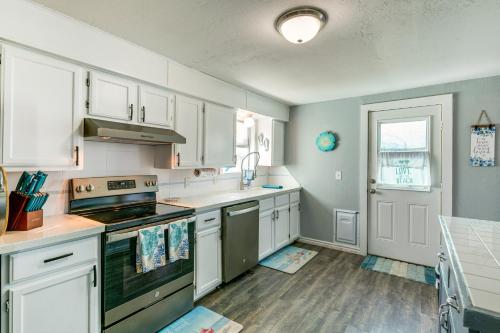 Dapur atau dapur kecil di 2 Mi to Redfish Bay Aransas Pass Home with Fire Pit