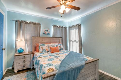 Katil atau katil-katil dalam bilik di 2 Mi to Redfish Bay Aransas Pass Home with Fire Pit