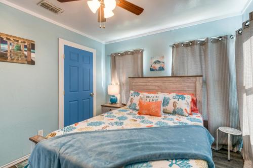 1 dormitorio con 1 cama con paredes azules y puerta azul en Aransas Pass Home with Fire Pit Near Redfish Bay!, en Aransas Pass