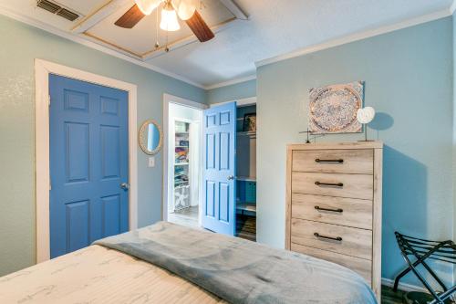 Katil atau katil-katil dalam bilik di 2 Mi to Redfish Bay Aransas Pass Home with Fire Pit