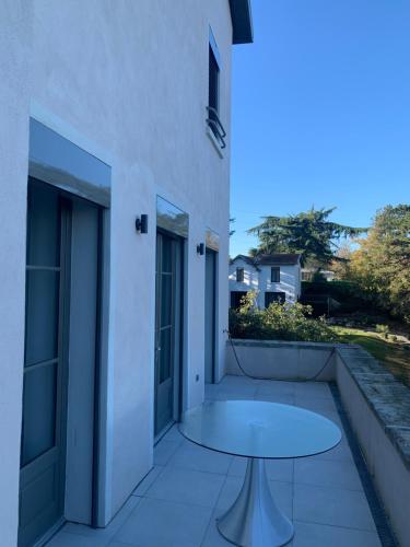 Photo de la galerie de l'établissement Maison avec terrasse et jardin 6 personnes, à Caluire-et-Cuire