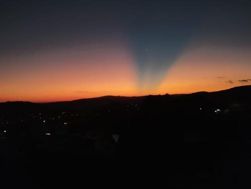 um arco-íris no céu ao pôr-do-sol em Apartamento para até 4 pessoas em Garanhuns-PE em Garanhuns