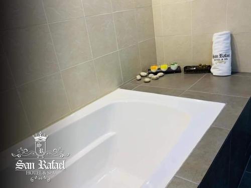 Ένα μπάνιο στο San Rafael Hotel