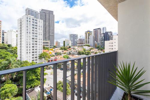 un balcon avec vue sur la ville dans l'établissement Charlie Onze22 Vila Madalena, à São Paulo