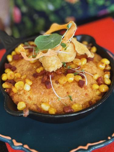 LA HERMOSA CASA AMARILLA في Gigante: وعاء من الطعام مع الفول والأوراق الخضراء في الأعلى