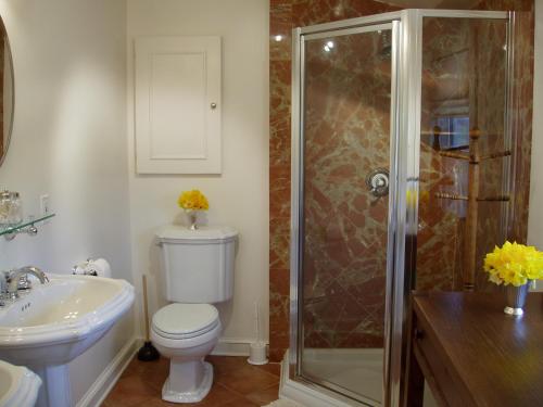 een badkamer met een toilet, een douche en een wastafel bij Fairhill Farm Country Vacation Rentals in Stanardsville