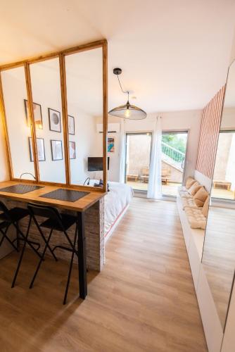 un salon avec une table et un canapé dans l'établissement Appartement cosy en bord de mer, à Carry-le-Rouet