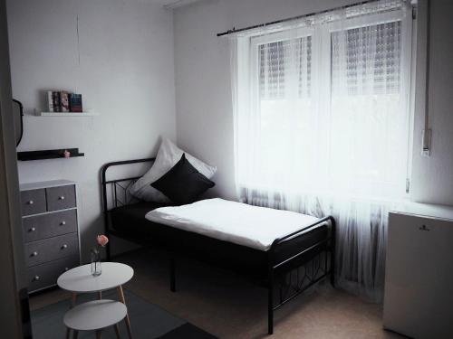 ノイマルクト・イン・デア・オーバープファルツにあるMonteurzimmer Stadtzentrumの小さなベッドルーム(ベッド1台、窓付)