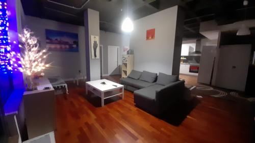 a living room with a couch and a table at Apartamento de 2 habitaciones entre La Peseta y Carabanchel Alto con vistas in Madrid